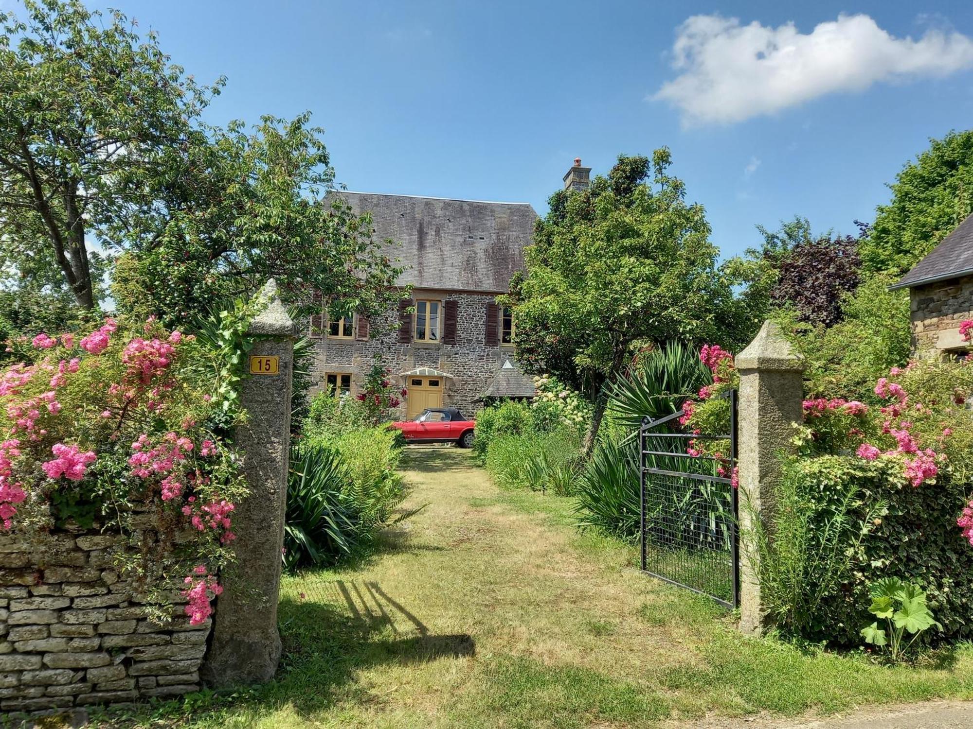 Bed and Breakfast Le Petit Manoir Isigny-le-Buat Exterior foto